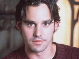 Imagem do ator Nicholas Brendon na série Buffy: A Caça-Vampiros