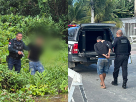 Imagem dividida, do lado esquerdo tem um registro do momento da prisão do suspeito na localidade ribeirinha, onde um policial militar segura o suspeito que tem seu rosto borrado. Do lado direito um registro do momento em que um agende da polícia leva o suspeito algemado de costas até a viatura.