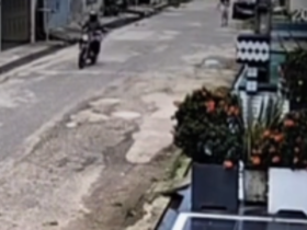 Imagem de câmera de segurança que registrou o momento em que um motociclista comete importunação sexual contra a vítima no meio da rua