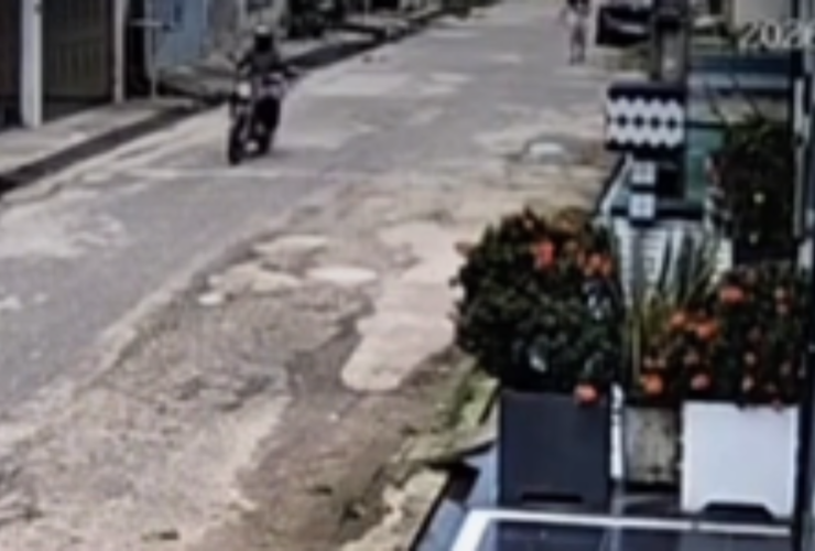 Imagem de câmera de segurança que registrou o momento em que um motociclista comete importunação sexual contra a vítima no meio da rua