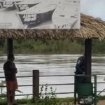 Imagem do momento em que o casal é abordado pela polícia.