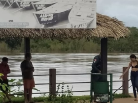 Imagem do momento em que o casal é abordado pela polícia.