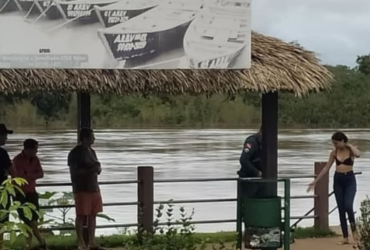 Imagem do momento em que o casal é abordado pela polícia.