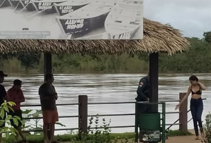 Imagem do momento em que o casal é abordado pela polícia.