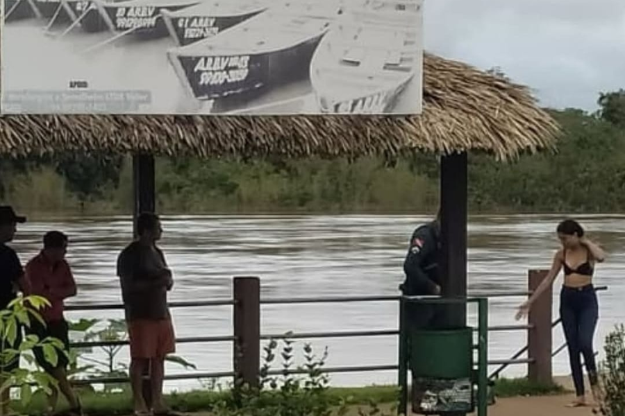 Imagem do momento em que o casal é abordado pela polícia.