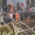 Imagens do momento em que as equipes de resgate atuam no atendimento de feridos no local do acidente de avião.