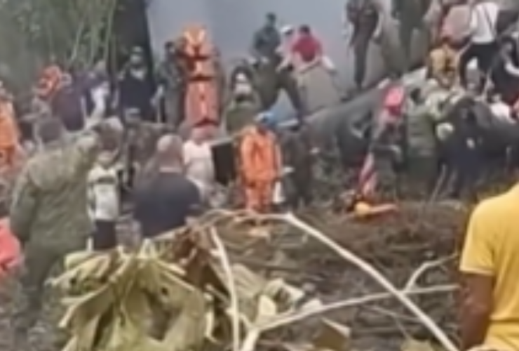 Imagens do momento em que as equipes de resgate atuam no atendimento de feridos no local do acidente de avião.