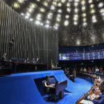 Imagens do discurso da senadora Soraya Thronicke (Podemos-MS) sobre a criminalização da misoginia no Senado Federal.