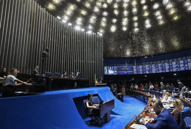 Imagens do discurso da senadora Soraya Thronicke (Podemos-MS) sobre a criminalização da misoginia no Senado Federal.