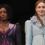 Na imagens, as personagens Francesca Bridgerton e Michaela Stirling aparecem lado a lado.