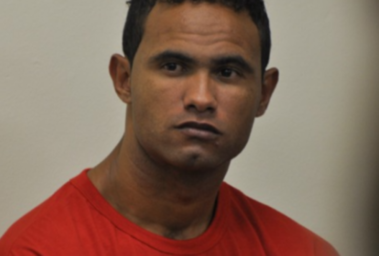 Na imagem o goleiro Bruno Fernandes aparece sentado durante o seu julgamento usando uma blusa laranjada.