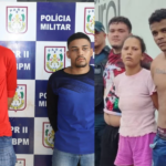 Tela dividida em dois, do lado esquerdo dois suspeitos aparecem presos na frente de um painel da Polícia Militar do Pará, um deles veste uma camisa de mangas longas laranjada e o outro com uma camisa de mangas longas pretas com detalhes em azul escuro. Do lado direito, o trio aparece algemado com as mãos para trás, dois homens, um sem camisa e outro de camisa vermelha, no meio deles uma mulher vestindo blusa e short rosa.