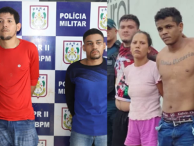 Tela dividida em dois, do lado esquerdo dois suspeitos aparecem presos na frente de um painel da Polícia Militar do Pará, um deles veste uma camisa de mangas longas laranjada e o outro com uma camisa de mangas longas pretas com detalhes em azul escuro. Do lado direito, o trio aparece algemado com as mãos para trás, dois homens, um sem camisa e outro de camisa vermelha, no meio deles uma mulher vestindo blusa e short rosa.