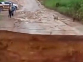 A imagem mostra um trecho de uma estrada de lama após o desabamento.
