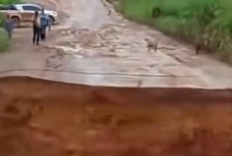 A imagem mostra um trecho de uma estrada de lama após o desabamento.