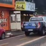 Imagem de uma caminhonete da Segbel circulando na faixa de pedestres, ao lado de um caminhão, na Avenina Pedro Alvares Cabral.