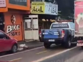 Imagem de uma caminhonete da Segbel circulando na faixa de pedestres, ao lado de um caminhão, na Avenina Pedro Alvares Cabral.