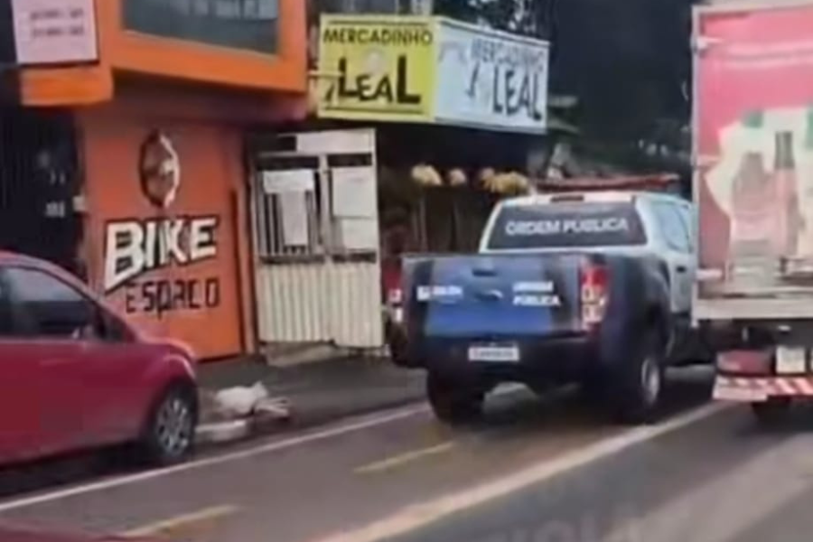 Imagem de uma caminhonete da Segbel circulando na faixa de pedestres, ao lado de um caminhão, na Avenina Pedro Alvares Cabral.