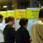 Na imagem aparecem várias pessoas realizando saques em caixas do Banco do Brasil.