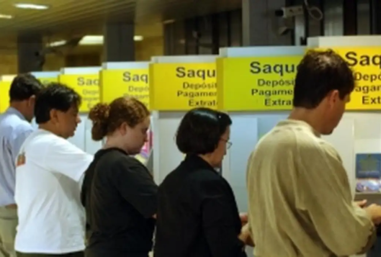 Na imagem aparecem várias pessoas realizando saques em caixas do Banco do Brasil.