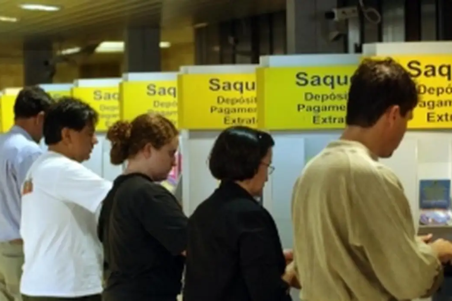 Na imagem aparecem várias pessoas realizando saques em caixas do Banco do Brasil.