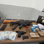 Imagem das apreensões sobre uma mesa.