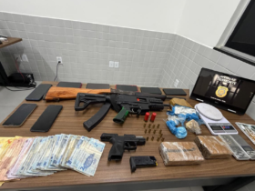 Imagem das apreensões sobre uma mesa.