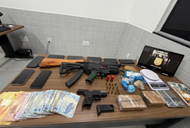 Imagem das apreensões sobre uma mesa.