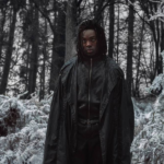Paapa Essiedu como Severo Snape, na série Harry Potter.