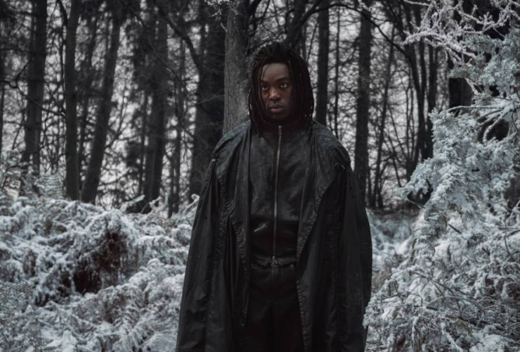 Paapa Essiedu como Severo Snape, na série Harry Potter.