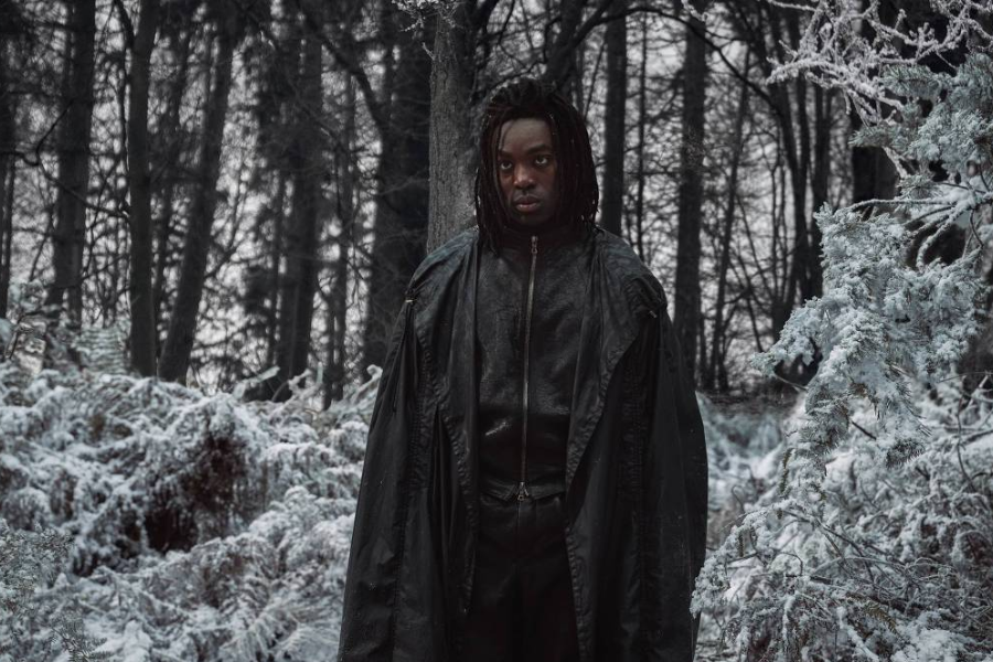 Paapa Essiedu como Severo Snape, na série Harry Potter.