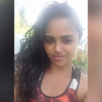 Selfie da vítima vestindo uma blusa com o cabelo virado para o lado esquerdo.