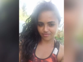 Selfie da vítima vestindo uma blusa com o cabelo virado para o lado esquerdo.