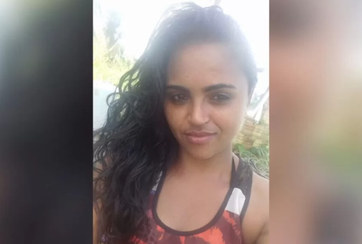 Selfie da vítima vestindo uma blusa com o cabelo virado para o lado esquerdo.