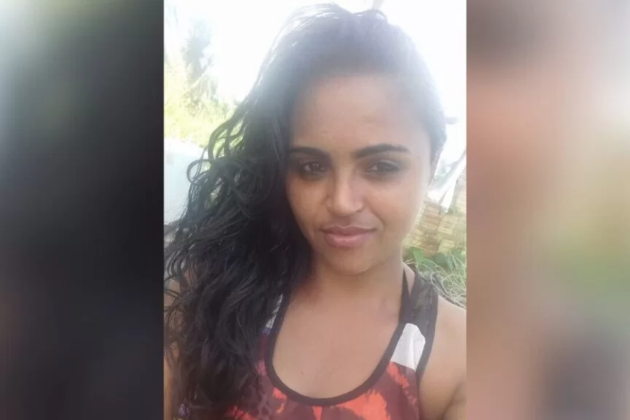 Selfie da vítima vestindo uma blusa com o cabelo virado para o lado esquerdo.