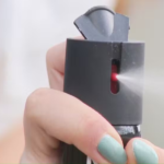 Imagem mostra uma mão feminina segurando um spray de pimenta