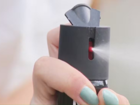 Imagem mostra uma mão feminina segurando um spray de pimenta