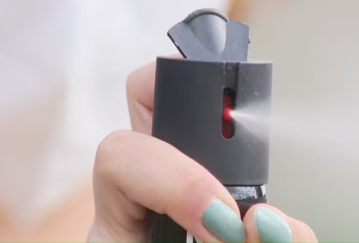 Imagem mostra uma mão feminina segurando um spray de pimenta