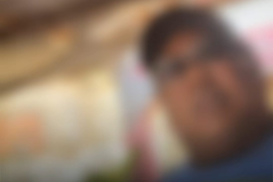 Imagem borrada do suspeito no momento da prisão em flagrante.