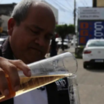 Na imagem um agente do Procon realiza a testagem do combustível comercializado em um posto de gasolina.