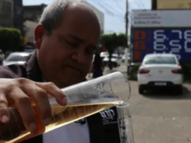 Na imagem um agente do Procon realiza a testagem do combustível comercializado em um posto de gasolina.