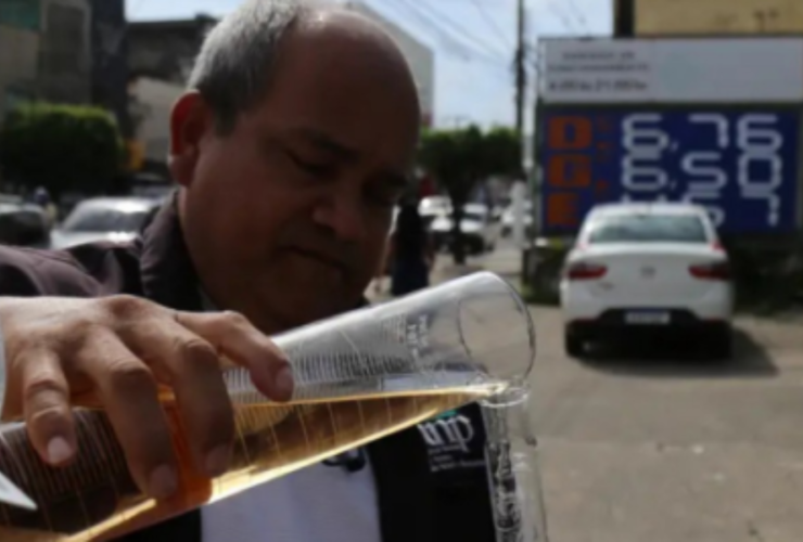 Na imagem um agente do Procon realiza a testagem do combustível comercializado em um posto de gasolina.