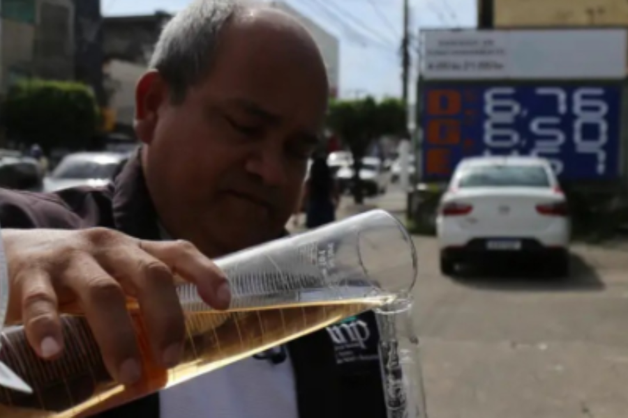 Na imagem um agente do Procon realiza a testagem do combustível comercializado em um posto de gasolina.