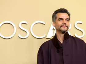 Na imagem o ator brasileiro Wagner Moura posa para fotos na frente do letreiro do Oscars
