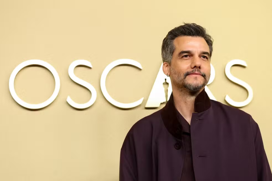 Na imagem o ator brasileiro Wagner Moura posa para fotos na frente do letreiro do Oscars