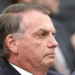 Imagem em close do ex-presidente Jair Bolsonaro.