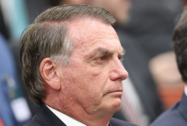 Imagem em close do ex-presidente Jair Bolsonaro.