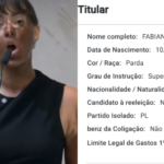 Imagem dividida, do lado esquerdo um recorte do discurso da deputada Fabiana Bolsonaro, durante o episódio de blackface na Alesp, do lado direito informação disponível no portal DivulgaCand do registo da deputada como parda.