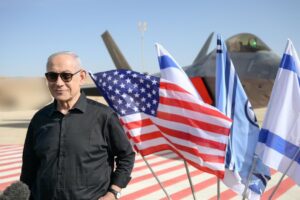 Benjamin Netanyahu em base aérea israelense