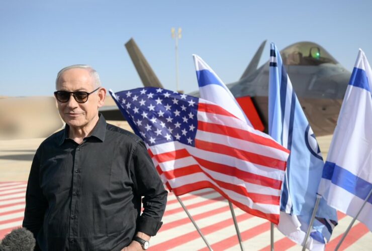 Benjamin Netanyahu em base aérea israelense